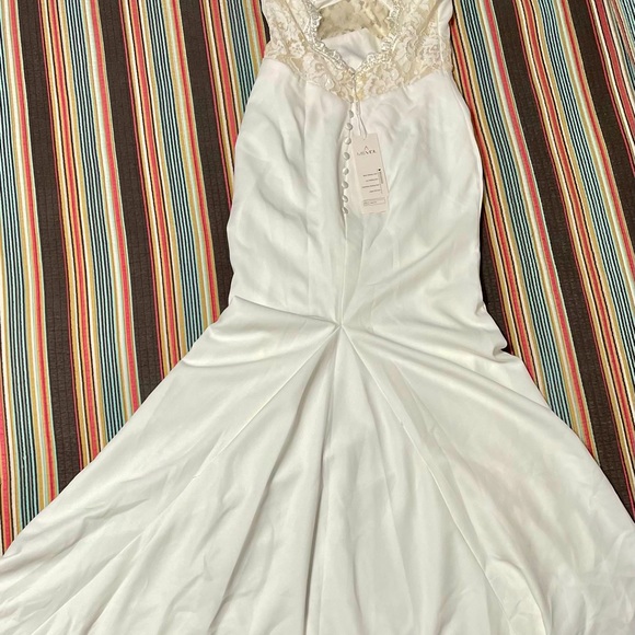 Simple wedding, open lace back and small train. - Picture 7 of 15